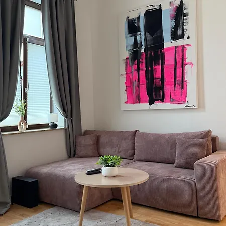 Chez Chantal - In Historic Center Apartment *